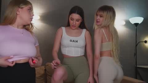 Hannah Monica Annie Andrea Eva Lina online show from 03/06/25, 08:19