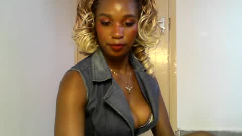 Snapshot of sexy_africana05 chatting on 07/25/26, 12:47 sexy_africana05 online show from 07/25/26, 12:47