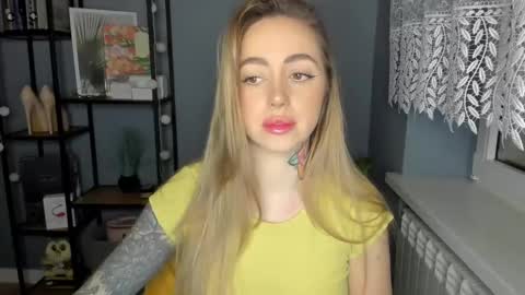 Snapshot of sexy_coralie chatting on 12/17/24, 07:29 C o r a l i e online show from 12/17/24, 07:29