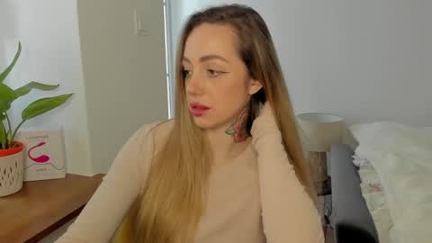 Snapshot of sexy_coralie chatting on 01/17/25, 02:28 C o r a l i e online show from 01/17/25, 02:28