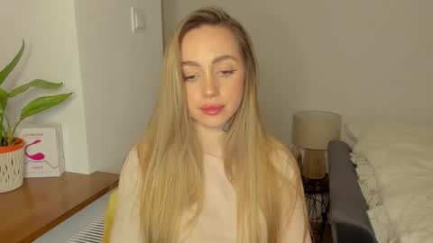 Snapshot of sexy_coralie chatting on 01/17/25, 06:02 C o r a l i e online show from 01/17/25, 06:02