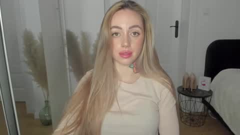 Snapshot of sexy_coralie chatting on 02/19/25, 10:42 C o r a l i e online show from 02/19/25, 10:42