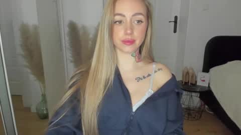 Snapshot of sexy_coralie chatting on 02/25/25, 06:09 C o r a l i e online show from 02/25/25, 06:09