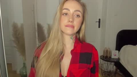 Snapshot of sexy_coralie chatting on 02/28/25, 08:50 C o r a l i e online show from 02/28/25, 08:50