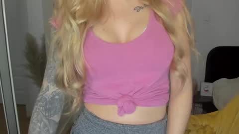 Snapshot of sexy_coralie chatting on 03/12/25, 06:22 C o r a l i e online show from 03/12/25, 06:22