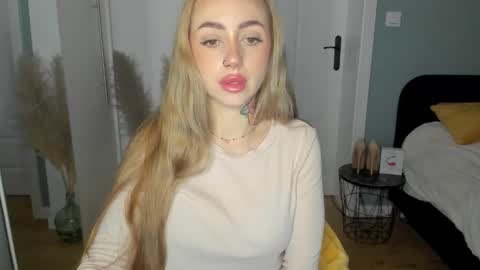 C o r a l i e online show from 05/18/26, 06:30