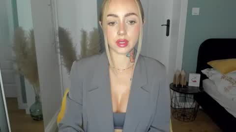 C o r a l i e online show from 06/04/26, 01:39