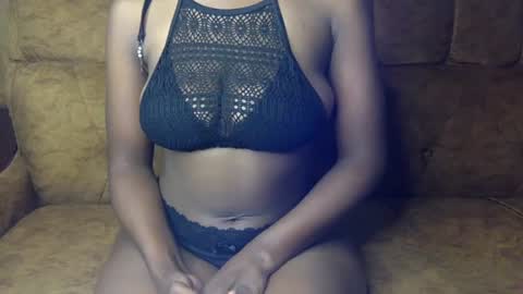 Snapshot of sexy_ellahh chatting on 07/14/26, 02:05 Ellahh online show from 07/14/26, 02:05