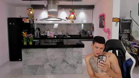 WENDY  MAX  AND VICKY online show from 04/17/26, 04:15