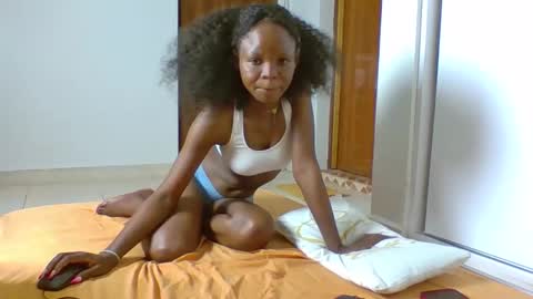 Snapshot of sexy_mimi7 chatting on 12/19/25, 10:22 mimi online show from 12/19/25, 10:22