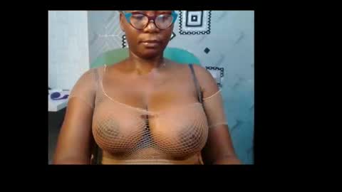 Snapshot of sexy_pearl12 chatting on 12/29/24, 06:27 zoe online show from 12/29/24, 06:27