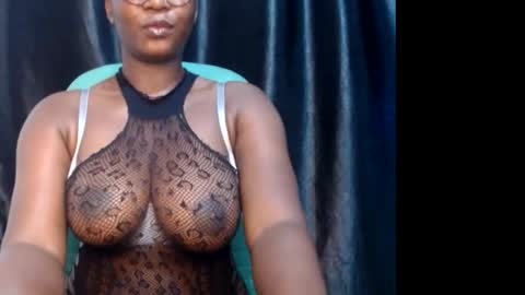 Snapshot of sexy_pearl12 chatting on 03/03/25, 06:55 zoe online show from 03/03/25, 06:55