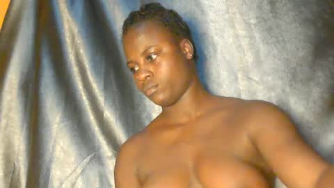 Snapshot of sexy_petitqueen chatting on 05/11/26, 04:29 sexy_petitqueen online show from 05/11/26, 04:29
