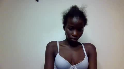 Snapshot of sexy_petittie chatting on 10/06/25, 03:04 sexy_petittie online show from 10/06/25, 03:04