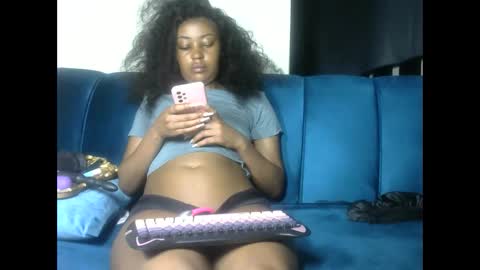 Snapshot of sexy_pigeon chatting on 05/18/26, 12:18 sexy pigeon online show from 05/18/26, 12:18
