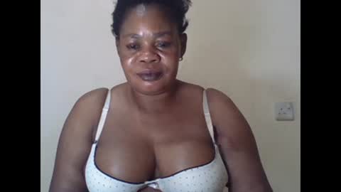 Snapshot of sexydove2 chatting on 02/01/25, 03:39 EMILY online show from 02/01/25, 03:39