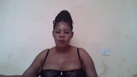 Snapshot of sexydove2 chatting on 02/14/25, 07:28 EMILY online show from 02/14/25, 07:28