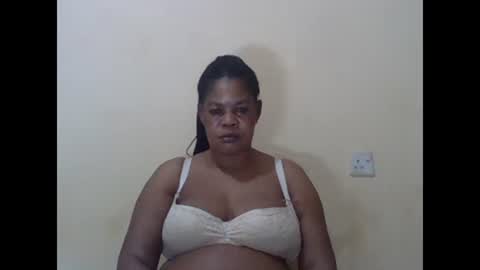 Snapshot of sexydove2 chatting on 03/11/25, 02:43 EMILY online show from 03/11/25, 02:43