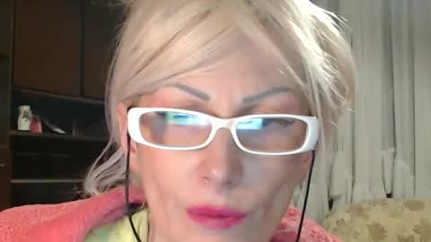 Snapshot of sexyeni chatting on 06/08/26, 01:28 ENI pvt moan your name WHEN I M NOT online you tell me in SNAPCHAT deal yes add me... FREE TWITTER magiconline101...... online show from 06/08/26, 01:28