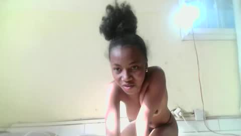 Snapshot of sexylittlebitch261 chatting on 02/19/26, 12:56 Elania online show from 02/19/26, 12:56