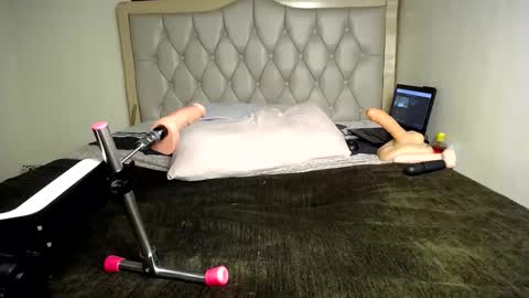 Snapshot of sexypum3 chatting on 02/15/25, 10:00 naughty slut online show from 02/15/25, 10:00