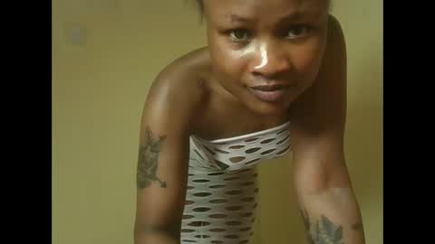 queenivy online show from 10/28/25, 01:14