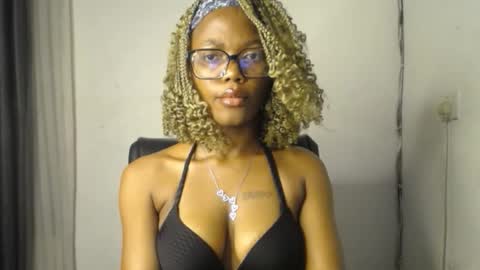Snapshot of sexyslim_ebony chatting on 02/20/26, 06:19 Darkskinned Rae online show from 02/20/26, 06:19
