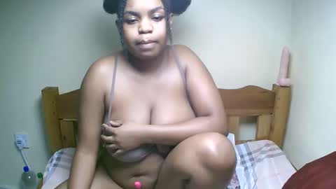 Snapshot of sexyyred_ chatting on 05/05/26, 04:26 sexyyred_ online show from 05/05/26, 04:26
