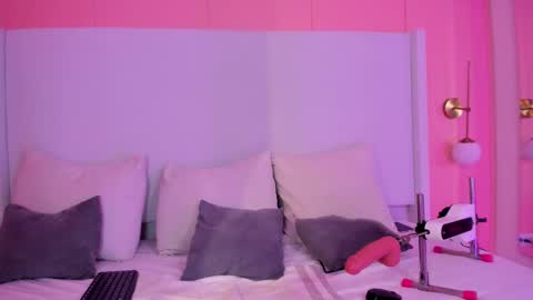 Shaina Vasquez online show from 12/15/25, 03:55