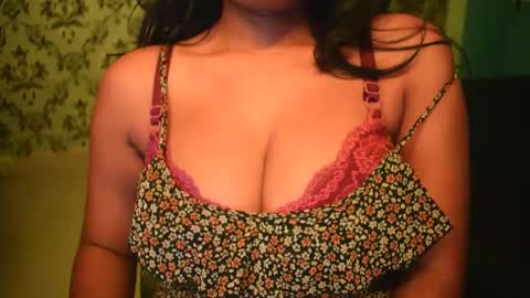 Snapshot of shanaya_indian chatting on 02/10/25, 01:33 shanaya indian online show from 02/10/25, 01:33