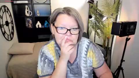 Snapshot of shannonshine chatting on 07/18/26, 05:11 Shannon online show from 07/18/26, 05:11
