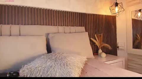 SHANON online show from 12/18/25, 07:09