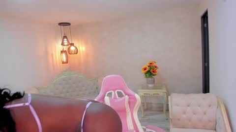 Snapshot of shantallknowless chatting on 02/25/26, 12:37 ShantallKnowles online show from 02/25/26, 12:37