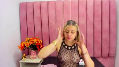 Snapshot of shanthal_fox_ chatting on 10/27/25, 12:42 shanthal online show from 10/27/25, 12:42