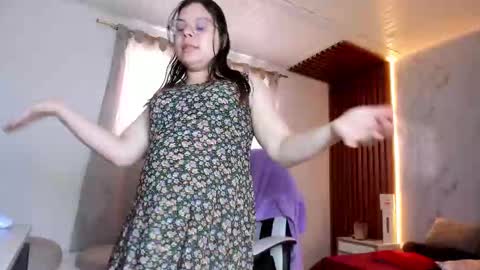 Snapshot of shasha_bloom chatting on 09/28/25, 02:44 SASHA BLOOM online show from 09/28/25, 02:44