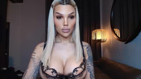 Snapshot of shayblonde chatting on 10/21/25, 07:36 shayblonde online show from 10/21/25, 07:36