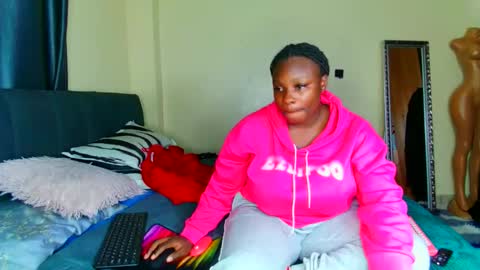 shee13 online show from 12/14/25, 09:08