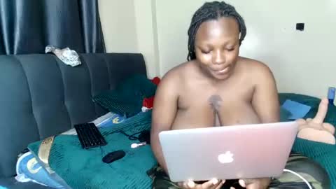 shee13 online show from 12/22/25, 02:19