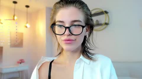 Snapshot of shelleyharn chatting on 09/11/25, 01:49 Alex online show from 09/11/25, 01:49