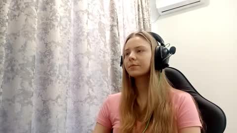 Snapshot of sherrylkeep chatting on 12/18/25, 06:19 Lisa online show from 12/18/25, 06:19