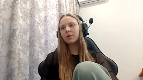 Snapshot of sherrylkeep chatting on 12/23/25, 06:11 Lisa online show from 12/23/25, 06:11