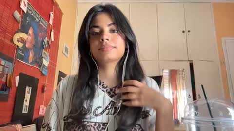 Snapshot of shirleendurrah chatting on 05/04/26, 08:32 Karin online show from 05/04/26, 08:32