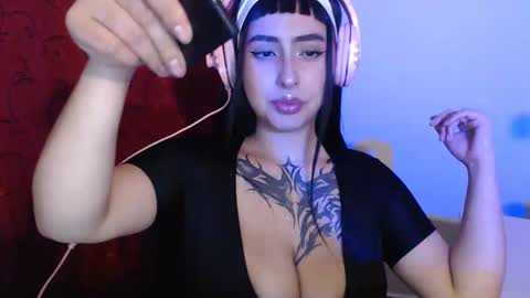 Shopie Hank  online show from 12/15/25, 04:39