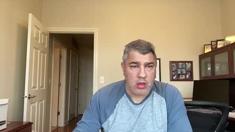 Snapshot of showmet chatting on 12/02/24, 08:22 Chicago Guy online show from 12/02/24, 08:22