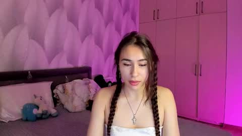 Snapshot of shy_bambiii chatting on 12/20/24, 02:19 Mika online show from 12/20/24, 02:19