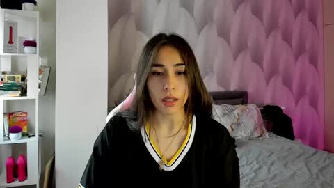 Snapshot of shy_bambiii chatting on 01/19/25, 08:50 Mika online show from 01/19/25, 08:50