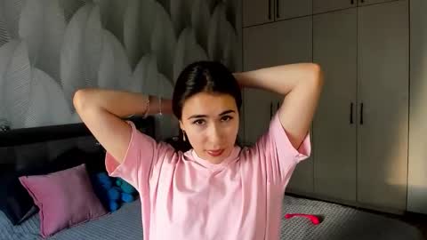 Snapshot of shy_bambiii chatting on 09/26/25, 01:31 Mika online show from 09/26/25, 01:31