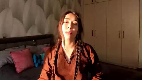 Snapshot of shy_bambiii chatting on 10/20/25, 02:01 Mika online show from 10/20/25, 02:01