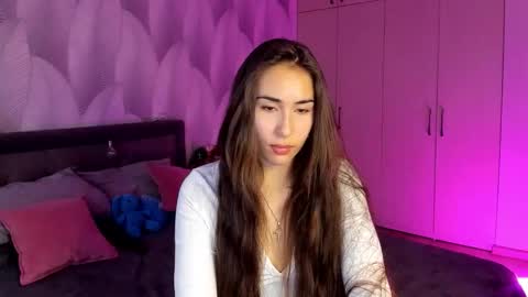 Snapshot of shy_bambiii chatting on 10/21/25, 01:39 Mika online show from 10/21/25, 01:39