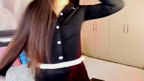 Mika online show from 11/19/25, 03:06